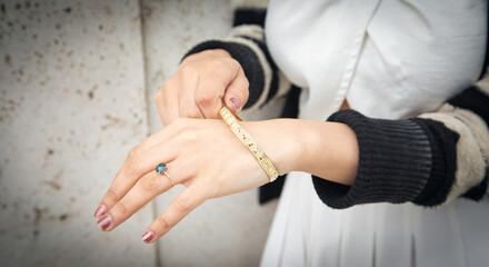 Obraz na płótnie Canvas Woman with jewellery bracelet fashion style.
