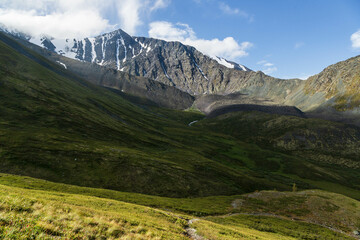 Obraz premium View over a snowy and rocky mountain range of Altai on the way to Karaturek Pass which leads to Belukha mountain. Altai mountains, Siberia, Russia