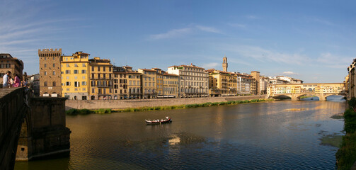 Fototapeta na wymiar Italia, Toscana, Firenze, il fiume Arno e Ponte Vecchio.