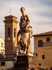Italia, Toscana, Firenze, statua del ponte Santa Trinita.