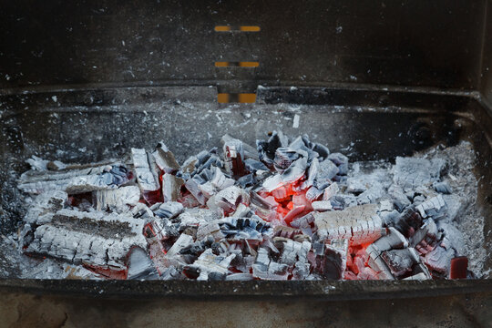 Brasas preparadas para cocinar en la barbacoa, ascuas