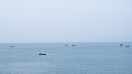 Obraz premium Fishing boats filled in a calm day with clear sky