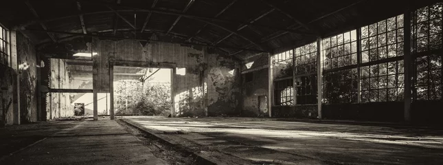 Foto auf Acrylglas Altes verlassenes Fabrikgebäude oder Lager an sonnigen Sommertagen © Solid photos
