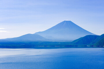 山梨県の本栖湖と富士山