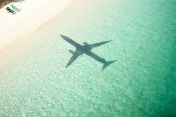 Naklejka premium Beautiful tropical beach with airplane shadow