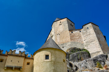 Fototapeta premium Rappottenstein, Burg, Kinderburg, Wehrbau, Turm, Mittelalter, Gotik, Romanik, Renaissance, Höhenburg, Mittelalter, imposant, Wehranlage, Festung, Berg, Mauer, Burgmauer, Zinnen, Verteidigung, Kuenring