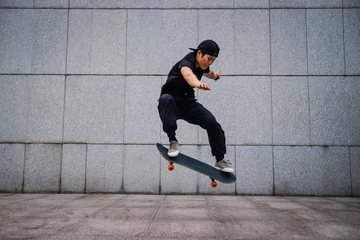 Foto op Plexiglas Asian woman skateboarder skateboarding in modern city © lzf
