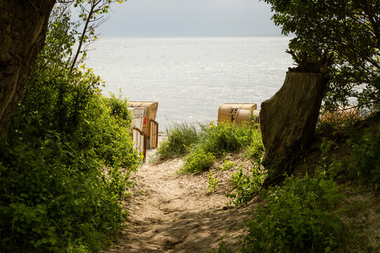 Strandzugang in Kellenhusen an der Ostsee in der N&auml;he von L&uuml;beck mit Starndk&ouml;rben