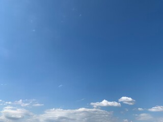 Blauer Himmel mit Wolken - obrazy, fototapety, plakaty