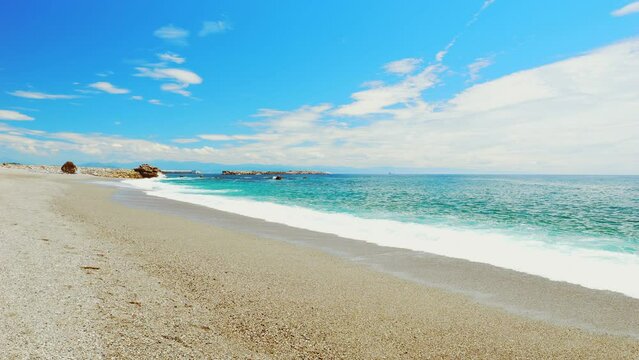 【高知県】青空の下の夏の桂浜の海の風景　太平洋	
