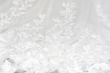 Weißes Brautkleid mit Schleppe