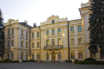 Fototapeta na wymiar Klovsky Palace in Kyiv, Ukraine