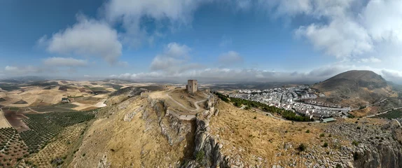 Papier Peint photo Lavable Cerro Torre cerro donde se ubica el antiguo castillo nazarí de la Estrella en el municipio de Teba, España
