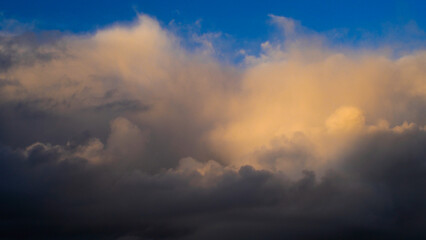Ciel de tra&icirc;ne, mis en valeur par la lumi&egrave;re du cr&eacute;puscule