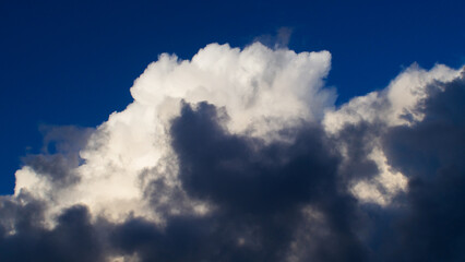 Obraz premium Ciel de traîne, mis en valeur par la lumière du crépuscule