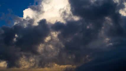 Fototapeta premium Ciel de traîne, mis en valeur par la lumière du crépuscule