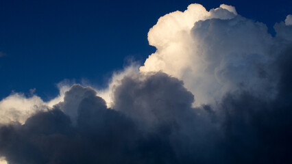 Ciel de tra&icirc;ne, mis en valeur par la lumi&egrave;re du cr&eacute;puscule