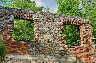 Döllersheim, Truppenübungsplatz, Ruinen, Pfarrhof, Schule, Dorfschule, Grundmauern, Mauerwerk, Mauerreste, Stein, verfallen, Fenster, Allensteig, ausgesiedelt, zerschossen, Verfallen, überwuchert, ver