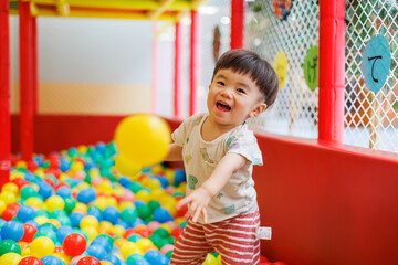 ボールプールで遊ぶ子供