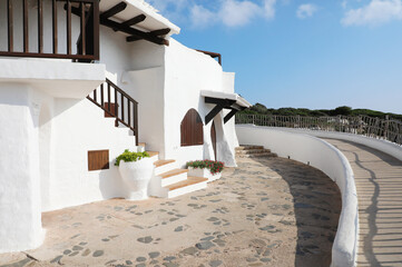 Casas blancas en el pueblo de Binibeca, en la isla de Menorca (Islas Baleares, Esapaña)