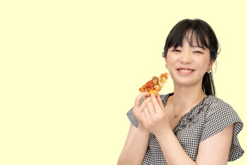 美味しそうにピザを食べる女性
