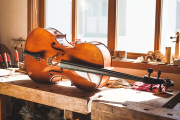 Cello in Werkstatt - Tradition & Handwerk