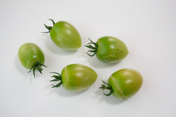 裂果した緑色の中玉トマト