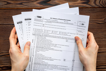 Obraz premium Accountant culculate taxes - US tax form on office table desktop