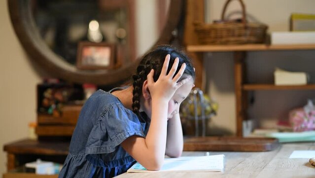 勉強をして頭を抱える少女