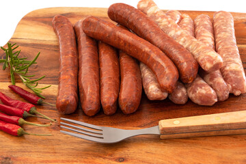 merguez et saucisses isolés sur un fond blanc