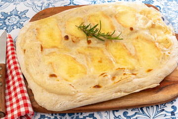 tarte aux maroilles sur une planche en bois	