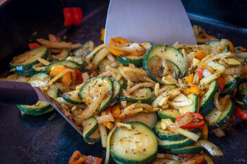 cuisson de courgette et de poivron sur une plancha	