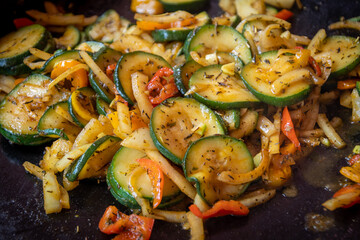cuisson de courgette et de poivron sur une plancha	