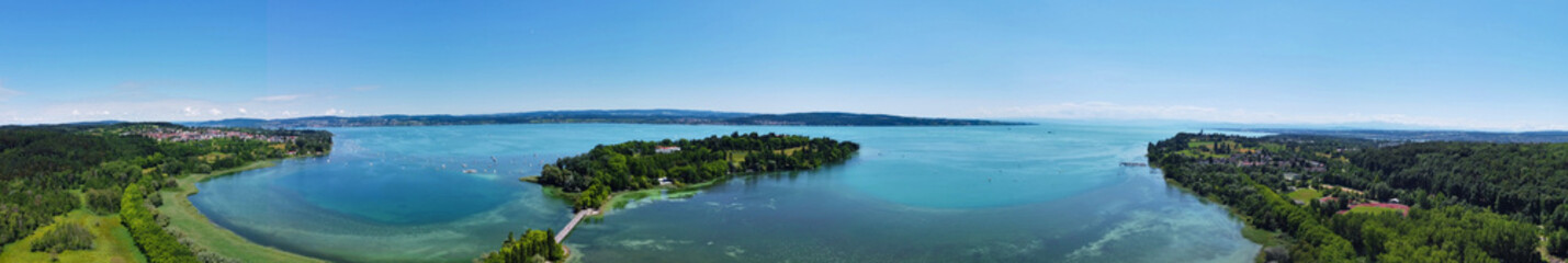 Fototapeta na wymiar Konstanz, Deutschland: Panorama der Bodenseeinsel Mainau