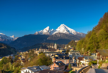 Obraz premium Blick über Berchtesgaden vor dem Watzmann im Morgenlicht