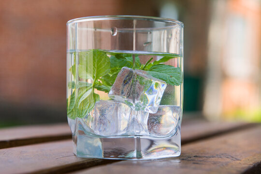 Chłodna woda z miętą, cytryną i kostkami lodu przynosi ukojenie w czasie upał&oacute;w.