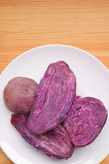 Obraz premium Plate of Delectable Steamed Unpeeled Purple Sweet Potatoes Showing Vivid Color Flesh