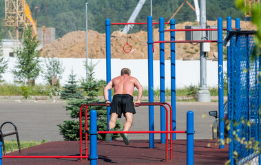 Obraz premium A man is engaged in physical education on a sports field