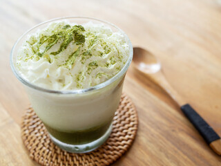 クリームが乗っている抹茶ラテ