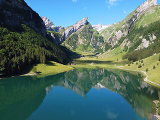 Fototapeta na wymiar Appenzell, Schweiz: Der Seealpsee im Sommer