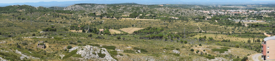 Vue panoramique depuis la colline des Hauts de Narbonne : la garrigue des Corbières.