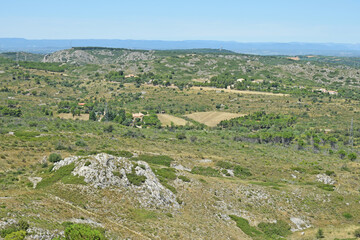 Fototapeta na wymiar Vue depuis la colline des Hauts de Narbonne : la garrigue des Corbières.