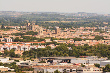 Fototapeta na wymiar Vue depuis la colline des Hauts de Narbonne : la basilique de Narbonne et le centre-ville.