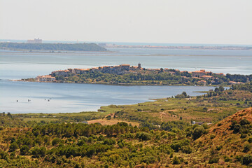 Vue depuis la colline des Hauts de Narbonne : l'étang de Bages et la commune de Bages, Aude, Languedoc, Occitanie, France.