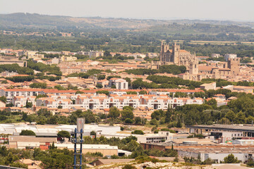 Fototapeta na wymiar Vue depuis la colline des Hauts de Narbonne : la basilique de Narbonne et le centre-ville.