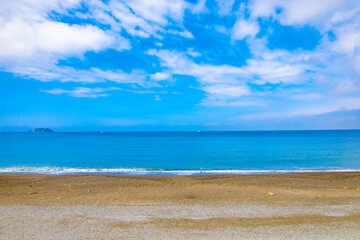 Fototapeta na wymiar 清々しい朝のビーチと水平線（千葉県鋸南町）