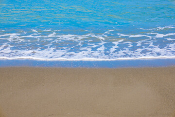 元名海岸・元名海水浴場のビーチに押し寄せる白い波。ビーチブレイク後（千葉県鋸南町）