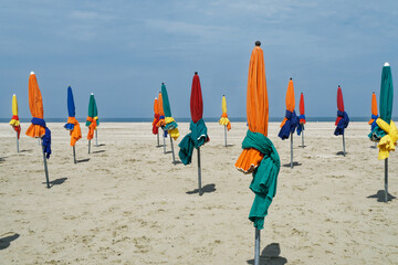 Bunte Sonnenschirme am Strand von Deauville, Normandie, Frankreich