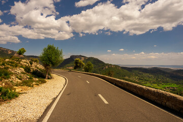 Pusta asfaltowa droga w górach © Aneta