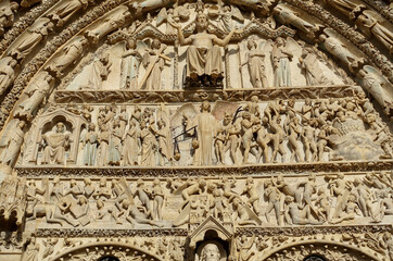Fototapeta na wymiar fronton de la cathédrale de Bourges